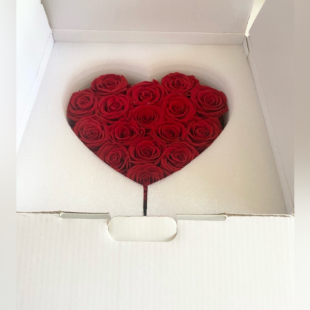 NIB Forever Red Roses For Valentines Day In A Heart-Shaped Box - Picture 8 of 8